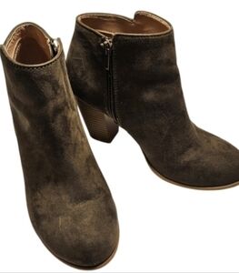 Old Navy SZ 7 3.5" Stacked Heel Faux Olive Green Suede Zip Closed Toe Bootie